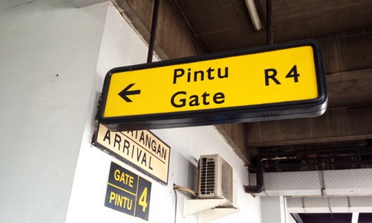 R4 Gate di bandara Soekarno-Hatta menyambut kedatangan kami, semoga ini tanda untuk kembali lagi ke Raja Ampat! :D